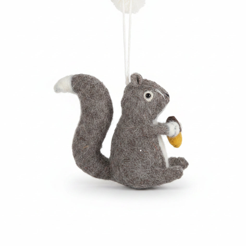 Squirrel_with_Acorn Hanger
